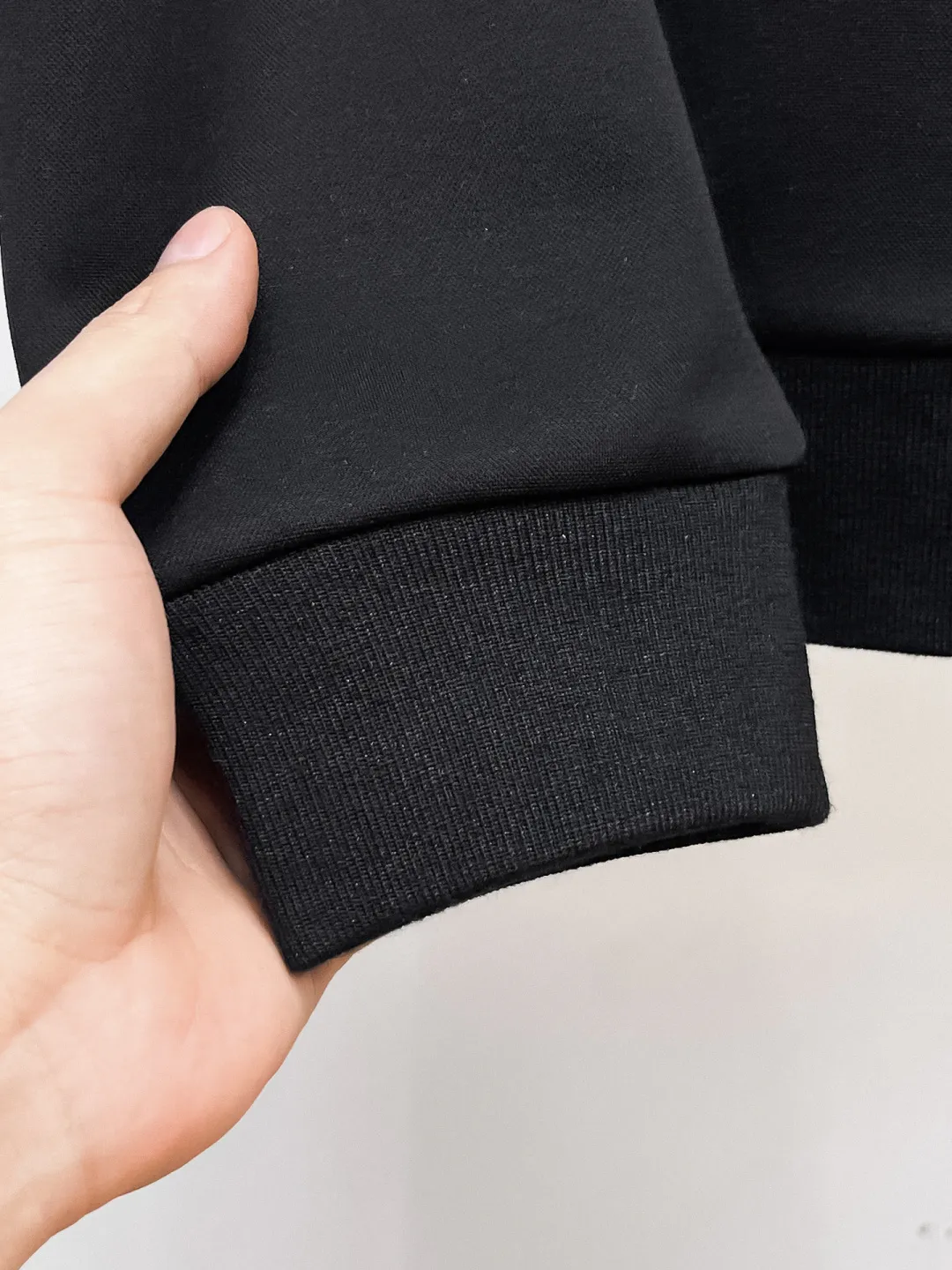 🅿️720 LV 2025 autumn and winter new counter casual suit of the same style, breathable, comfortable and casual! Full of high-end feel! The details are exquisite and high-end, and the workmanship is impeccable! The original high-end fabric is very high-end! The fabric is crisp, anti-wrinkle and wear-resistant, warm, neat and stylish. Everyone must buy a set this autumn and winter. They must look cool and handsome when wearing it. We specially recommend the size M-3XLC30